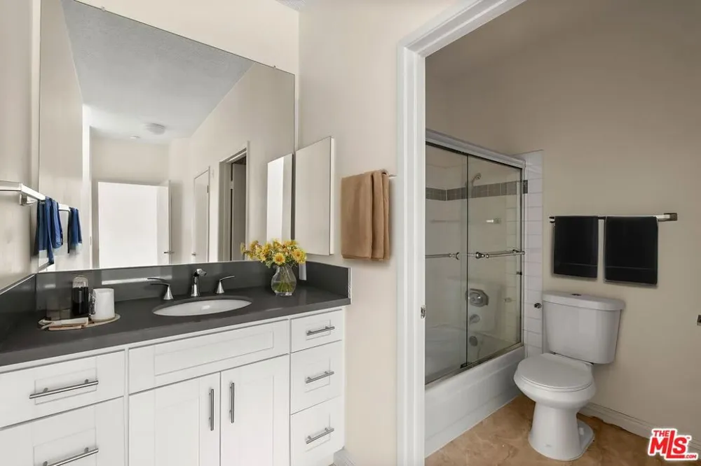 112 HAMILTON DRIVE #305 Beverly Hills, CA 90211