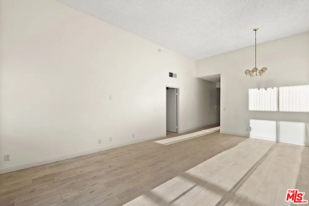 112 HAMILTON DRIVE #305 Beverly Hills, CA 90211