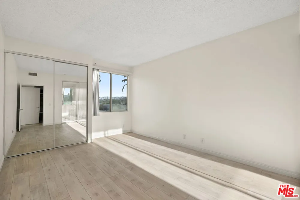 112 HAMILTON DRIVE #305 Beverly Hills, CA 90211