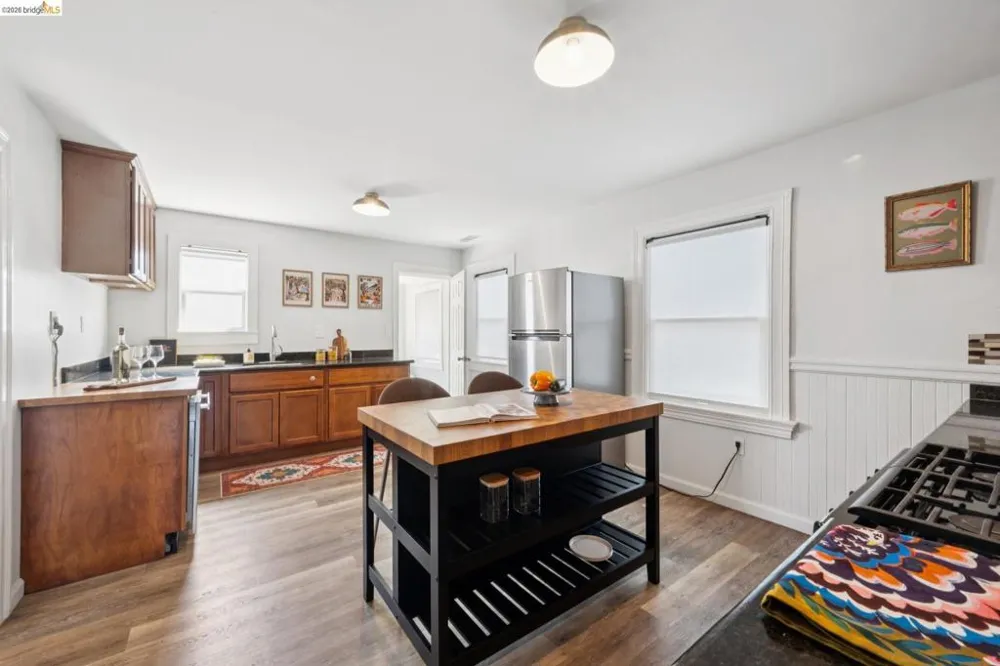 1161 61St St Oakland, CA 94608