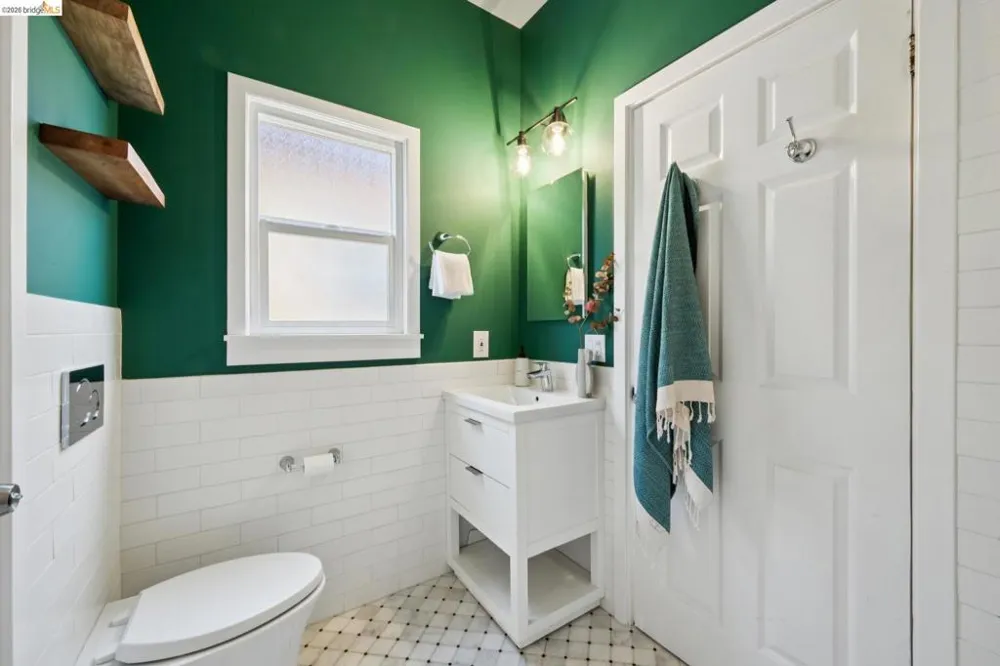 1161 61St St Oakland, CA 94608