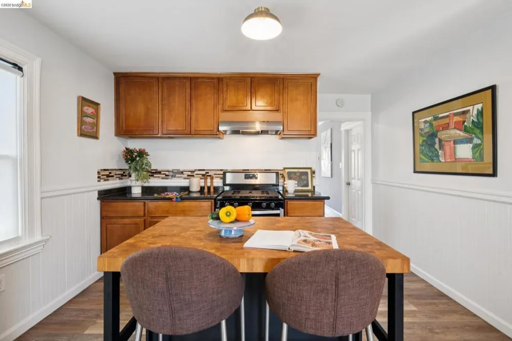1161 61St St Oakland, CA 94608