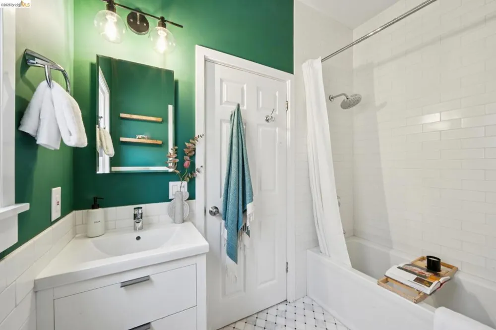 1161 61St St Oakland, CA 94608