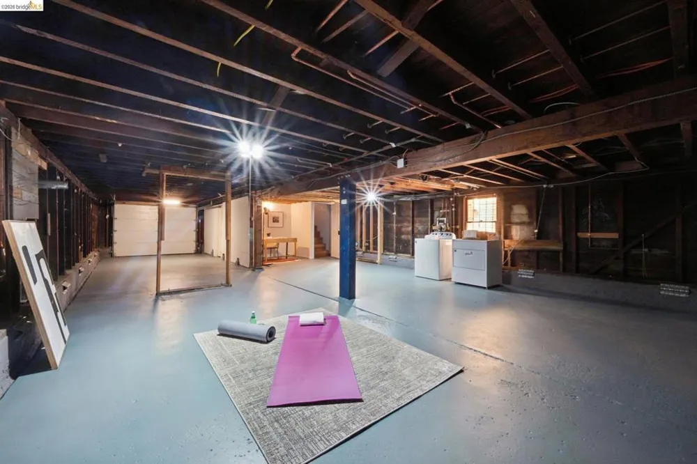 1161 61St St Oakland, CA 94608