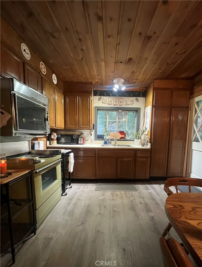 404 Mozumdar Cedarpines Park, CA 92322