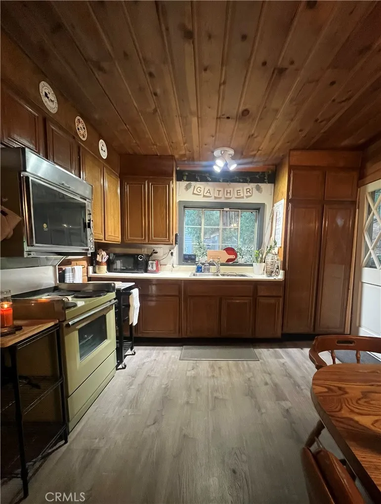 404 Mozumdar Cedarpines Park, CA 92322