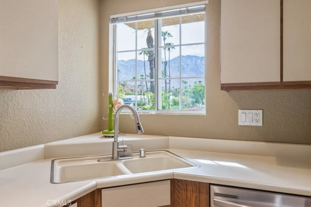 2700 Lawrence Crossley Road #9 Palm Springs, CA 92264