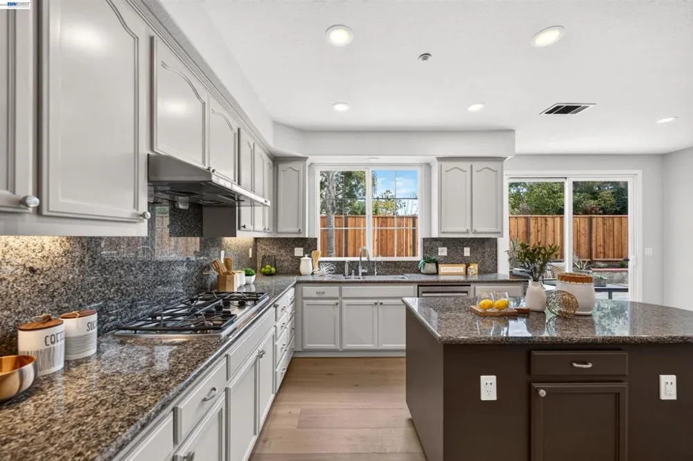 5518 Alvelais Dr Union City, CA 94587