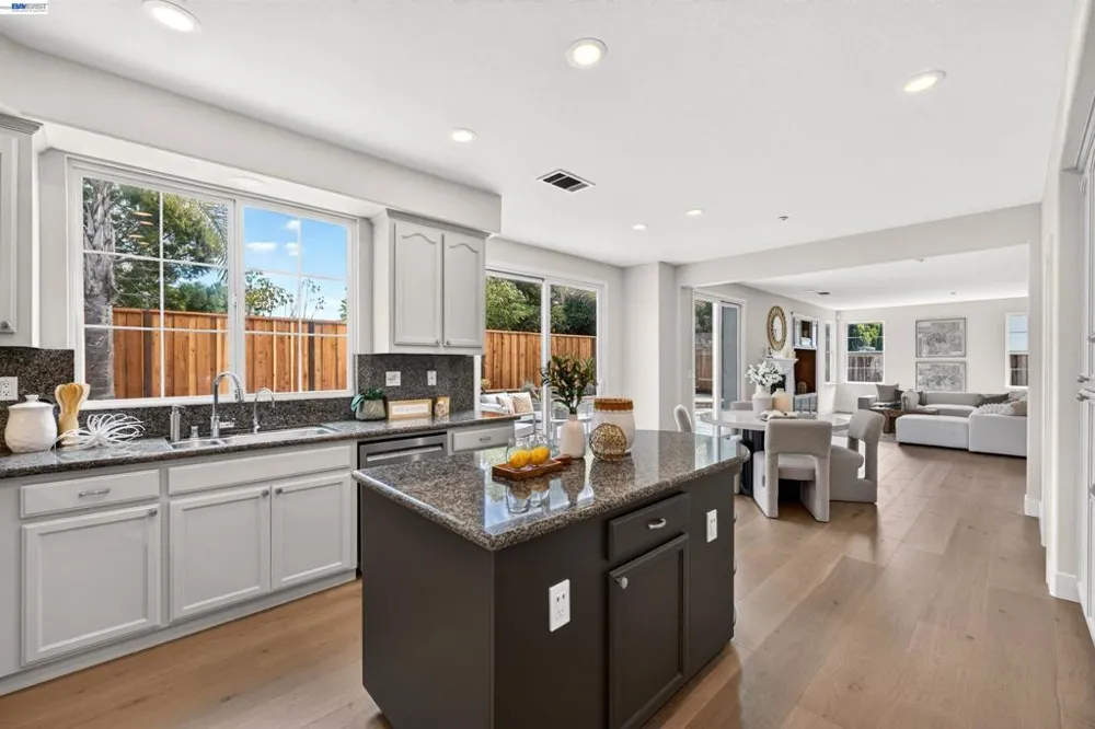 5518 Alvelais Dr Union City, CA 94587