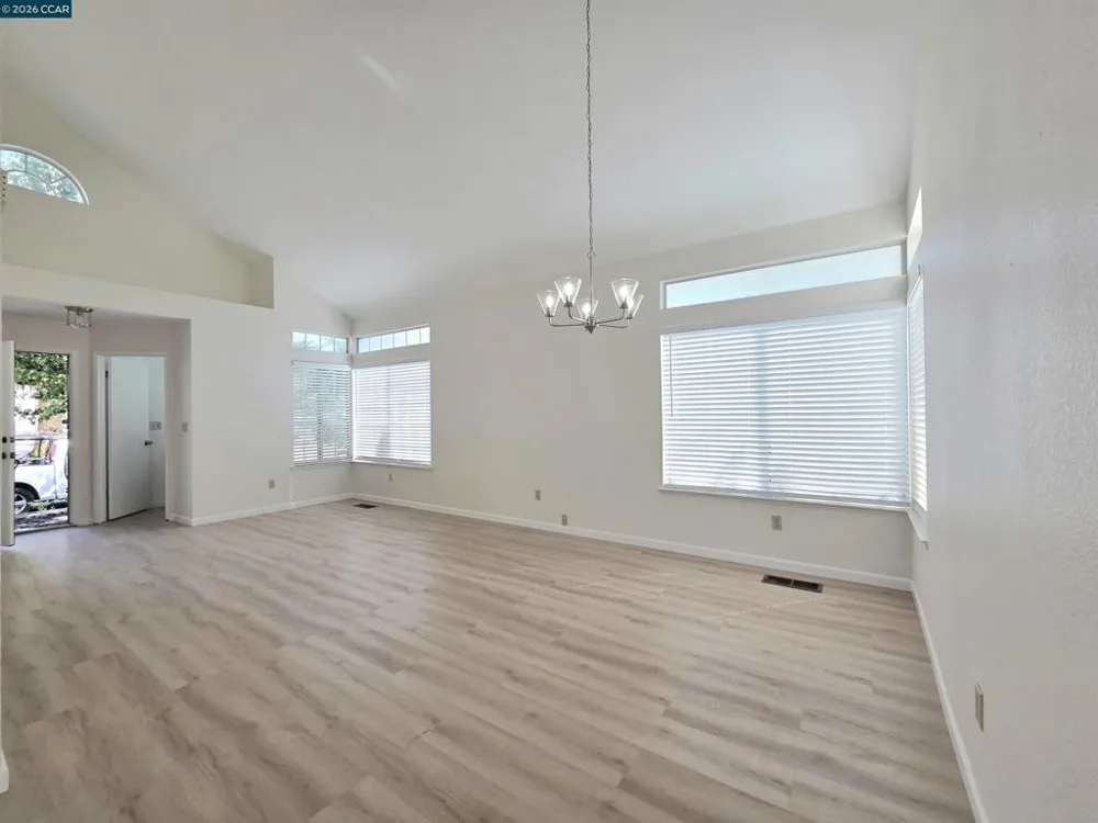 201 Fairbrook Ct Suisun City, CA 94585