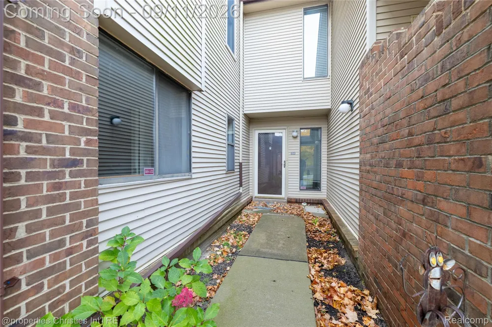 6600 Ridgefield Circle West Bloomfield Charter Township, MI 48322