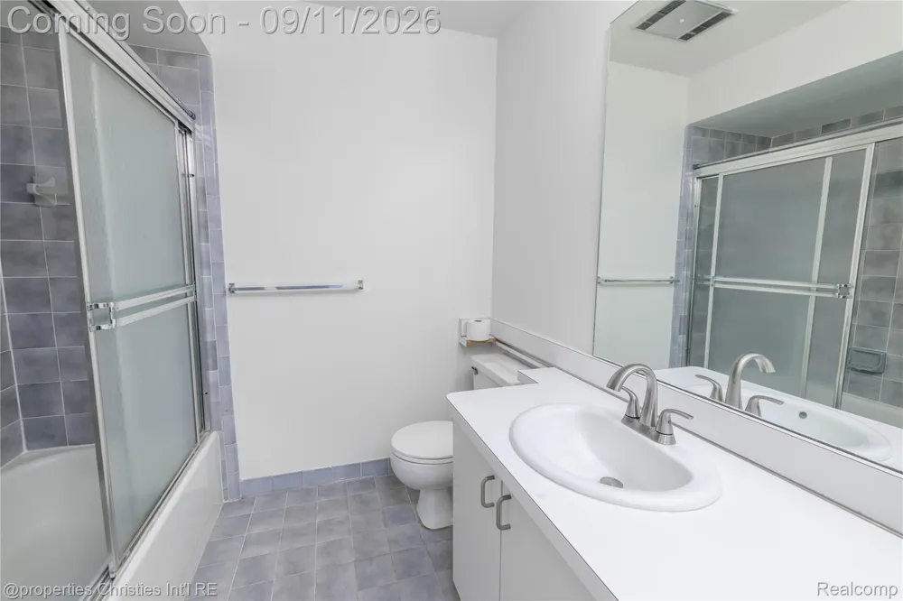 6600 Ridgefield Circle West Bloomfield Charter Township, MI 48322