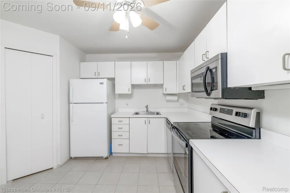 6600 Ridgefield Circle West Bloomfield Charter Township, MI 48322