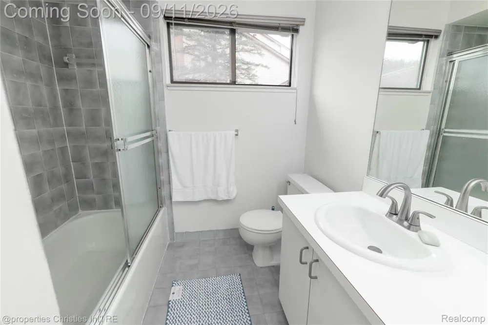6600 Ridgefield Circle West Bloomfield Charter Township, MI 48322
