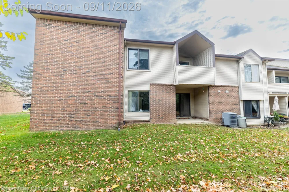 6600 Ridgefield Circle West Bloomfield Charter Township, MI 48322