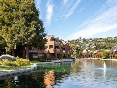 2 Lagoon Vista Road