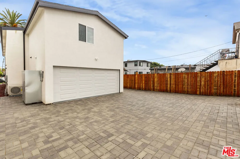 8637 Orchard Avenue Los Angeles, CA 90044