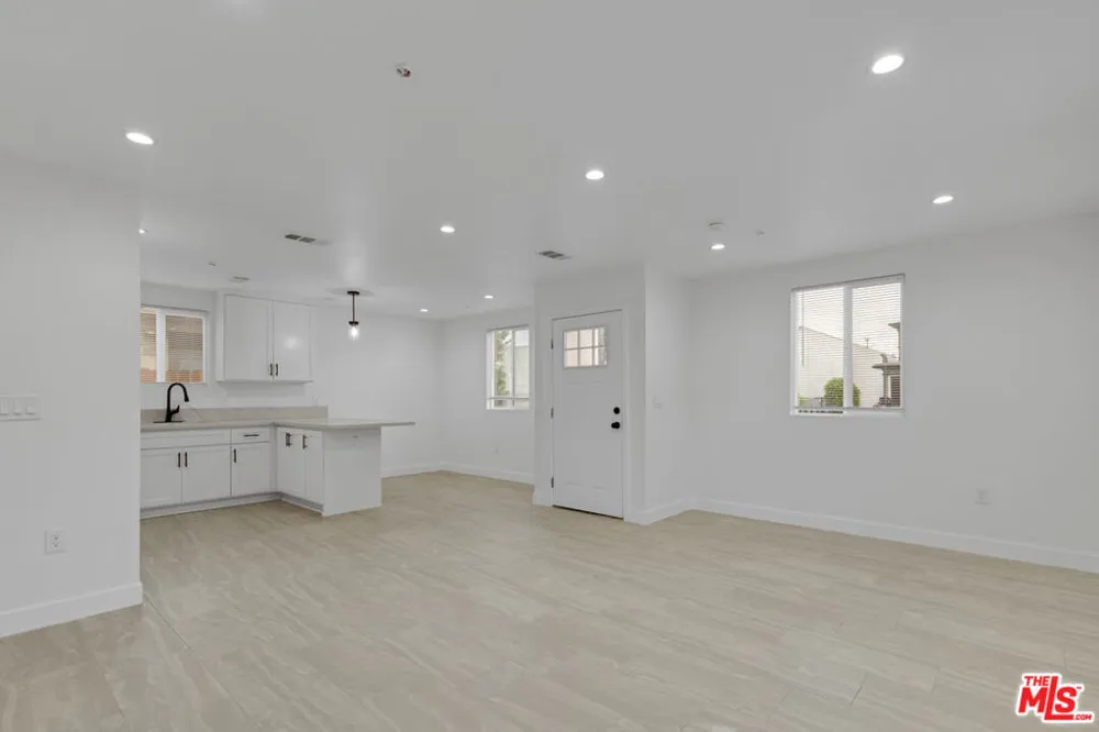 8637 Orchard Avenue Los Angeles, CA 90044