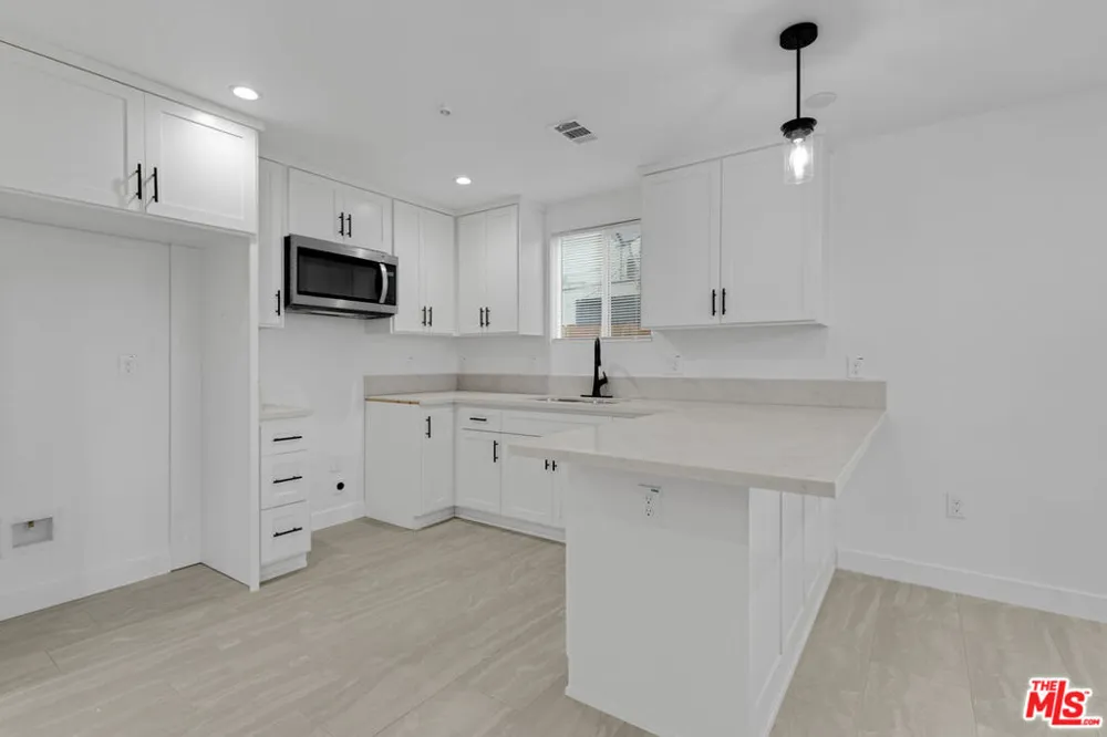 8637 Orchard Avenue Los Angeles, CA 90044