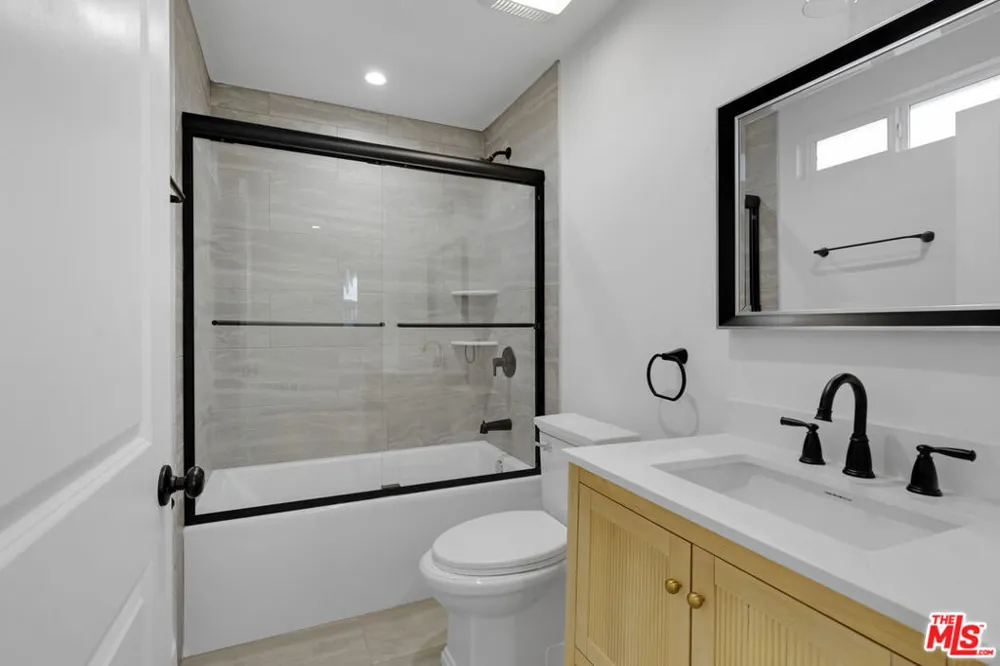 8637 Orchard Avenue Los Angeles, CA 90044