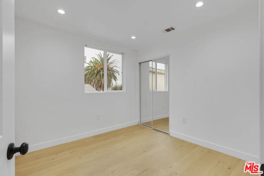8637 Orchard Avenue Los Angeles, CA 90044