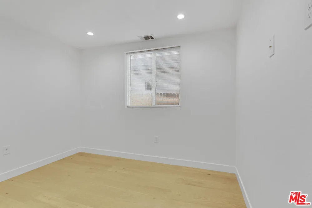 8637 Orchard Avenue Los Angeles, CA 90044
