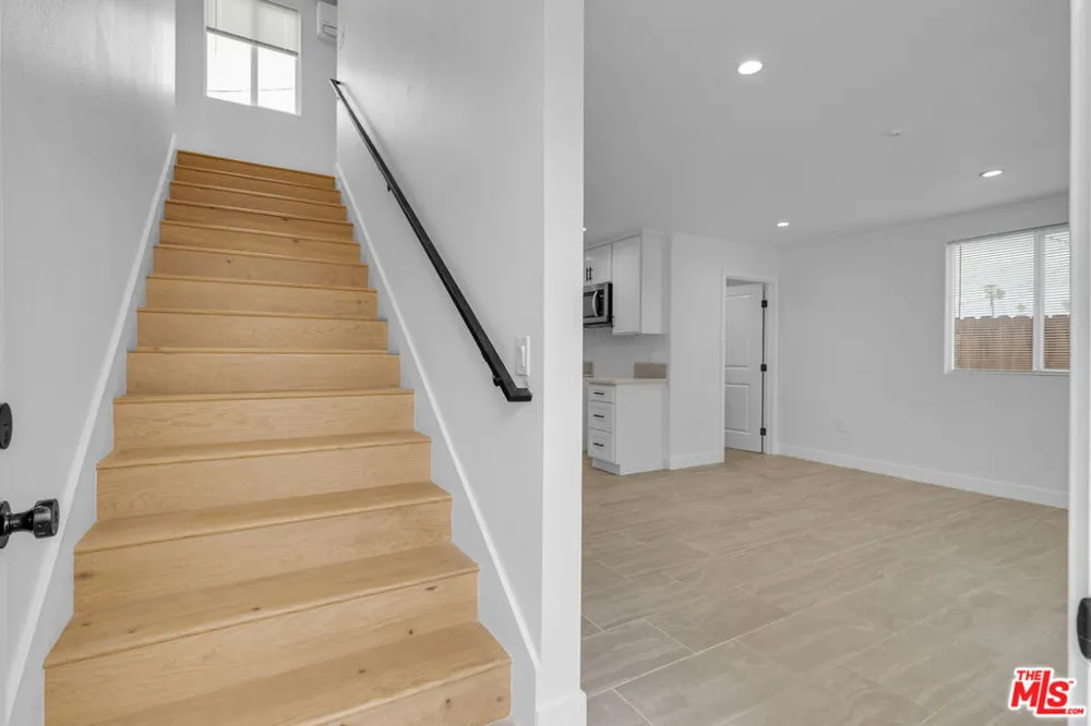 8637 Orchard Avenue Los Angeles, CA 90044