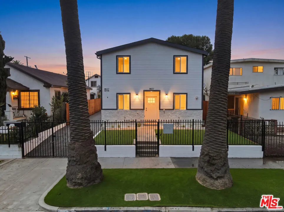 8637 Orchard Avenue Los Angeles, CA 90044
