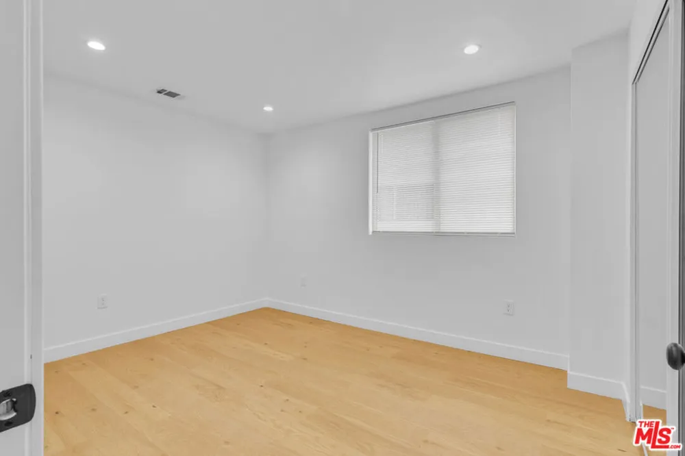 8637 Orchard Avenue Los Angeles, CA 90044