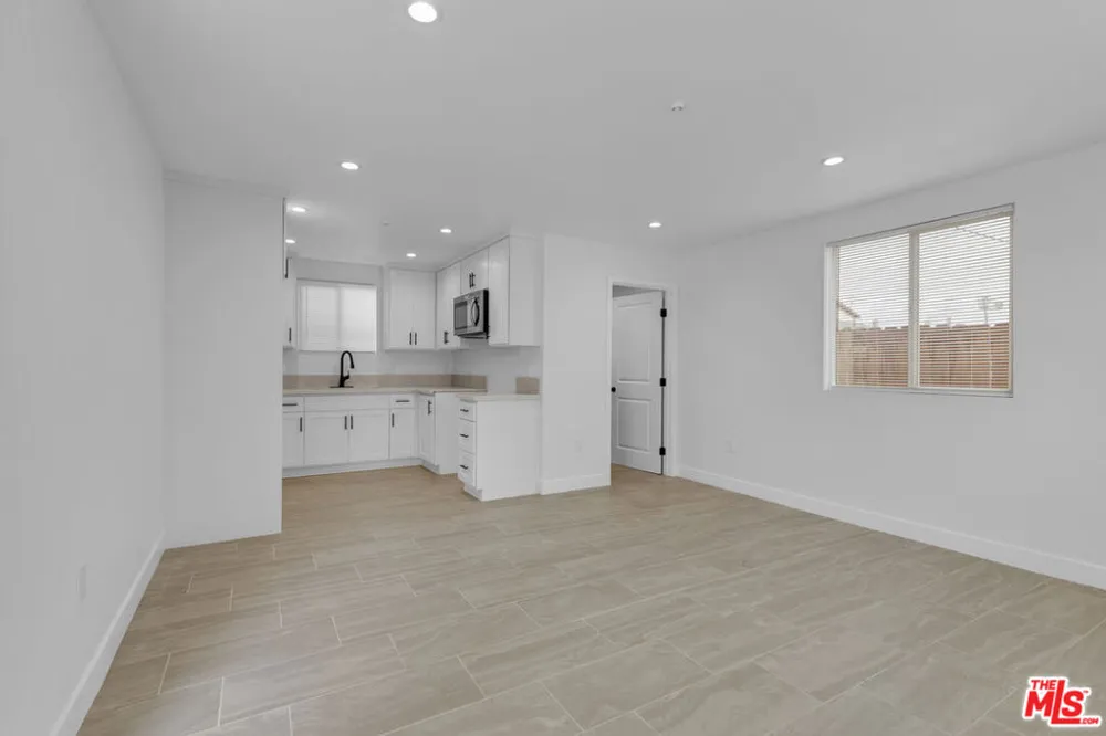 8637 Orchard Avenue Los Angeles, CA 90044