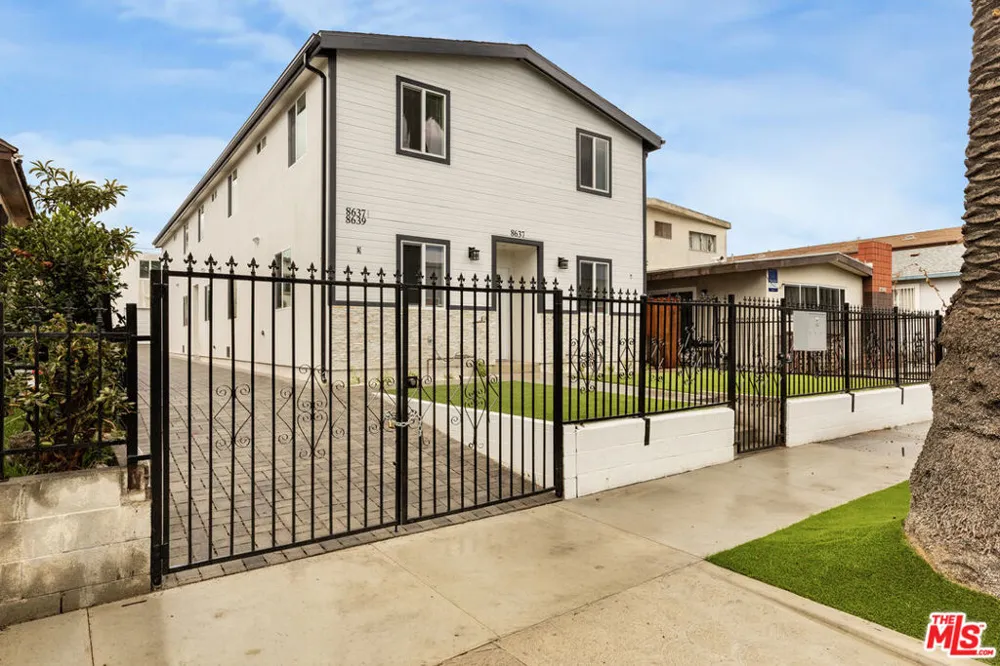 8637 Orchard Avenue Los Angeles, CA 90044