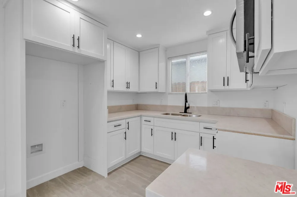 8637 Orchard Avenue Los Angeles, CA 90044