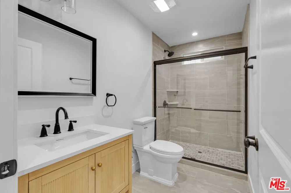 8637 Orchard Avenue Los Angeles, CA 90044