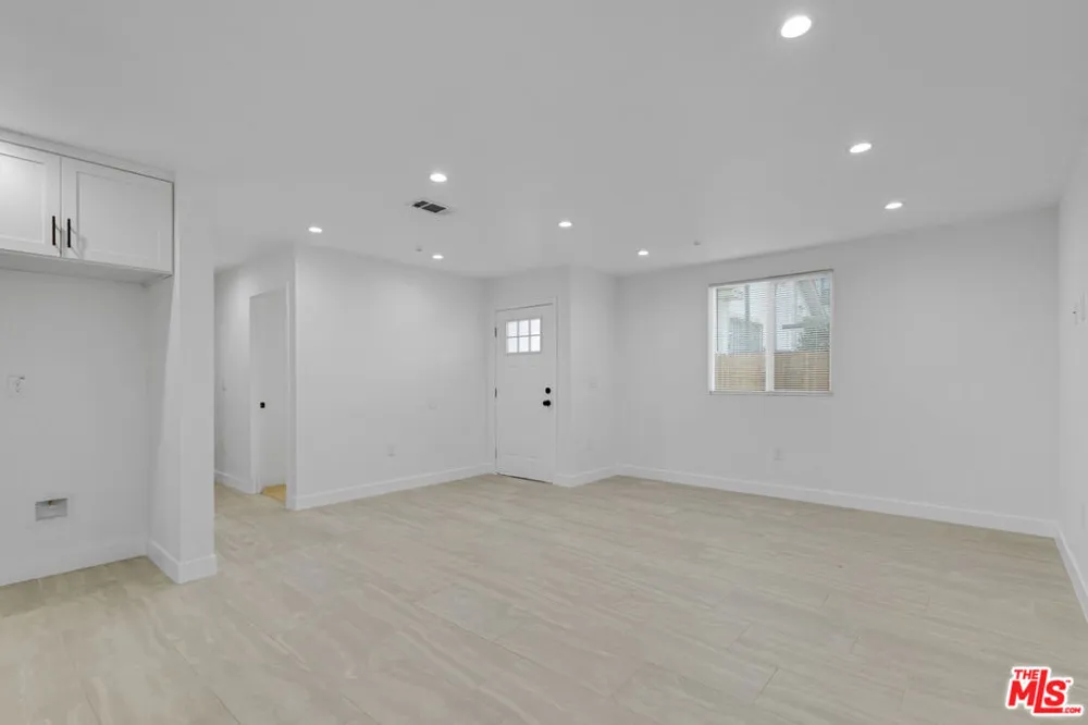 8637 Orchard Avenue Los Angeles, CA 90044