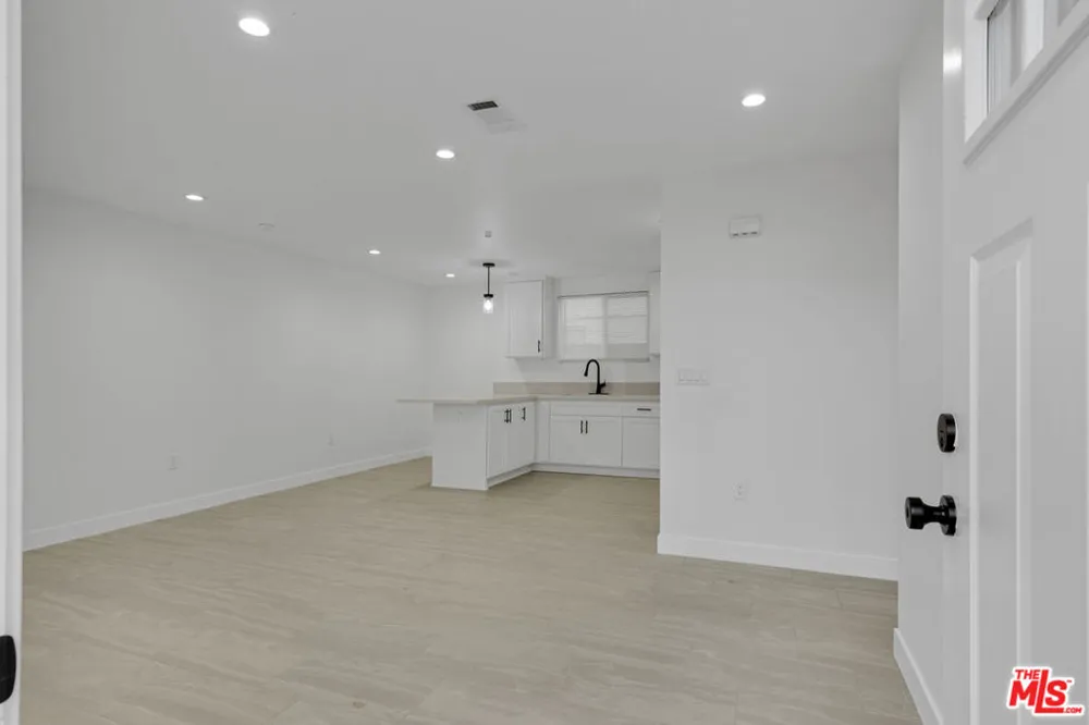 8637 Orchard Avenue Los Angeles, CA 90044