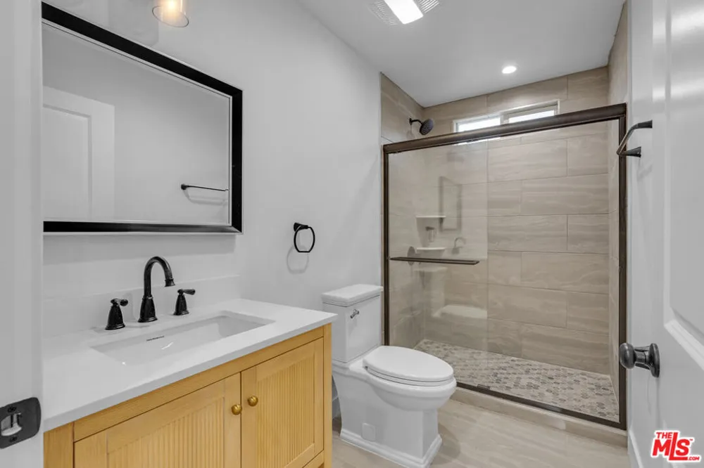 8637 Orchard Avenue Los Angeles, CA 90044