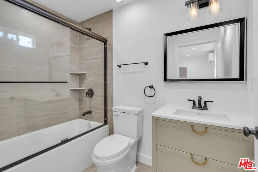 8637 Orchard Avenue Los Angeles, CA 90044