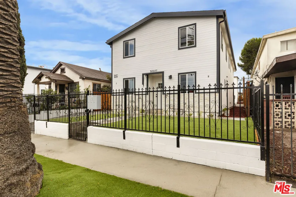 8637 Orchard Avenue Los Angeles, CA 90044