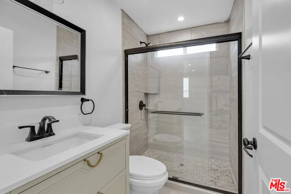8637 Orchard Avenue Los Angeles, CA 90044