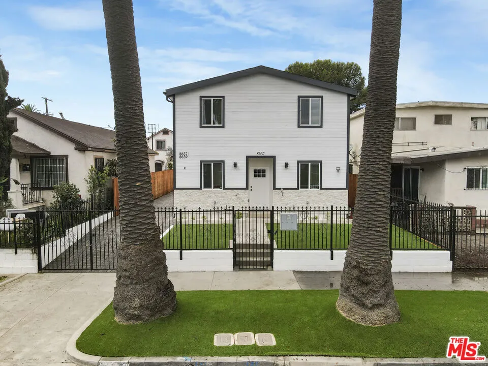 8637 Orchard Avenue Los Angeles, CA 90044
