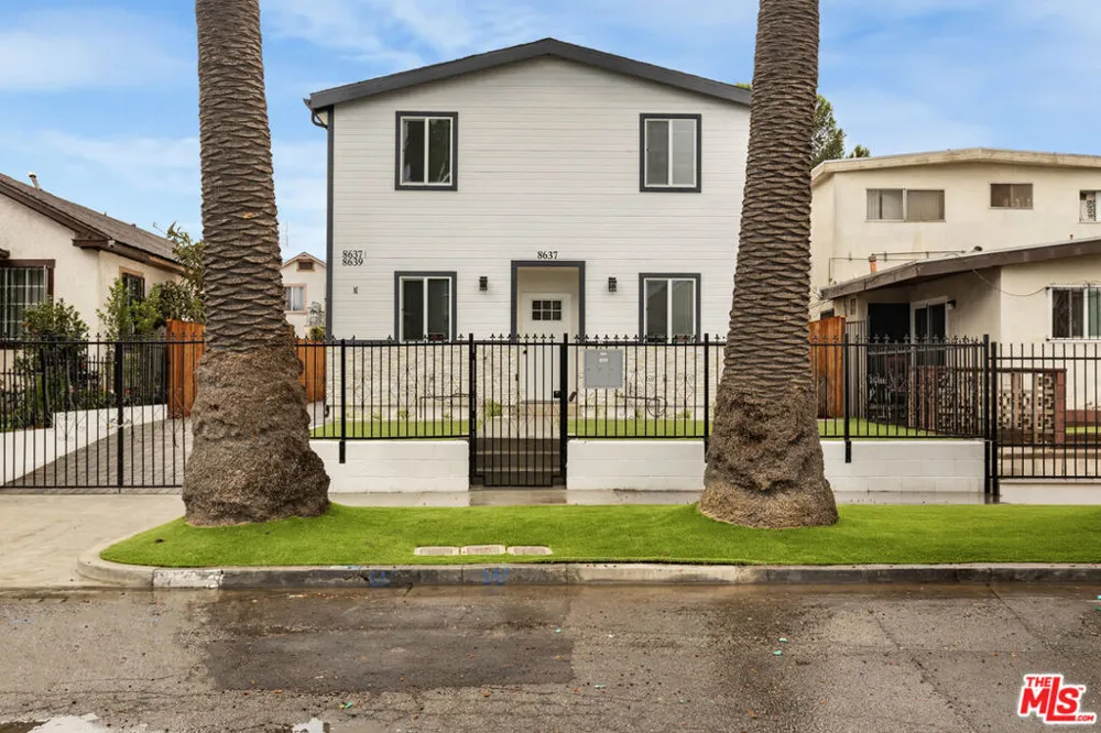 8637 Orchard Avenue Los Angeles, CA 90044