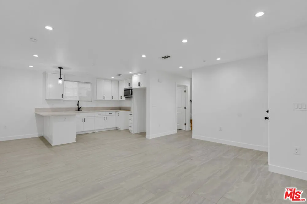 8637 Orchard Avenue Los Angeles, CA 90044