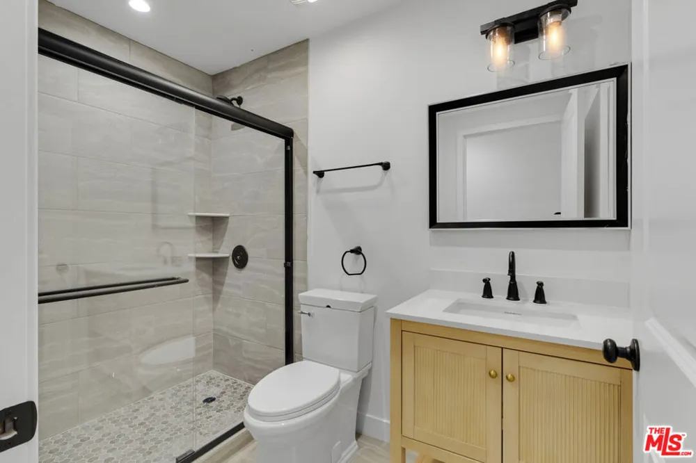 8637 Orchard Avenue Los Angeles, CA 90044