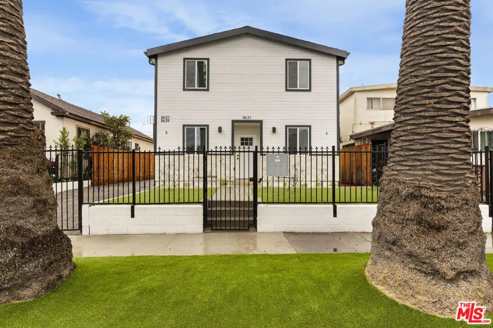 8637 Orchard Avenue Los Angeles, CA 90044