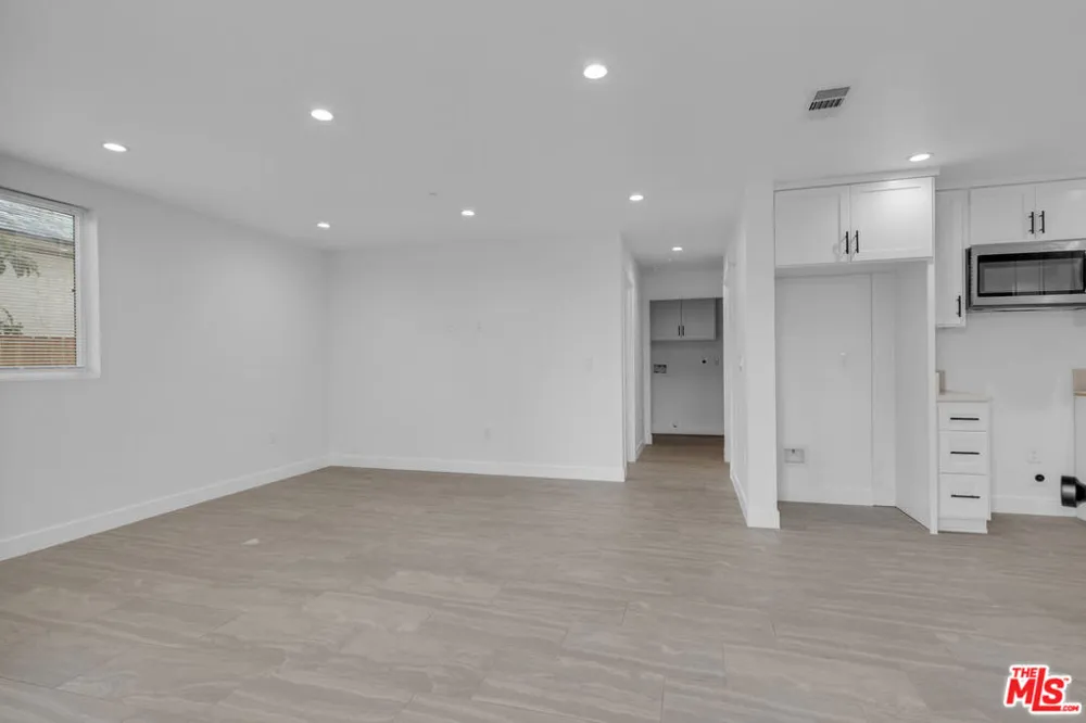 8637 Orchard Avenue Los Angeles, CA 90044