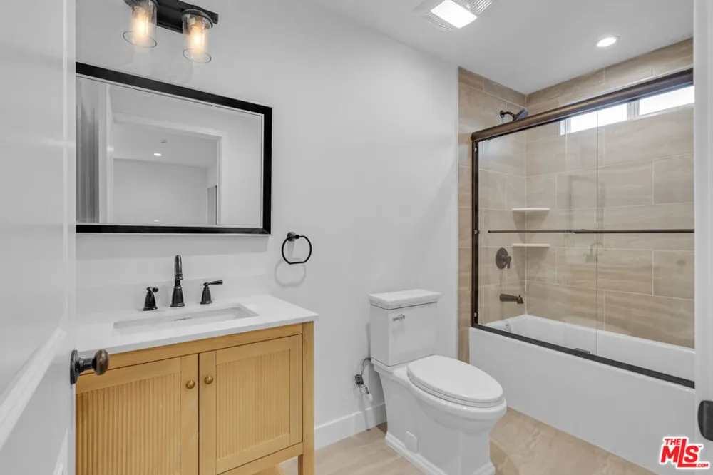 8637 Orchard Avenue Los Angeles, CA 90044