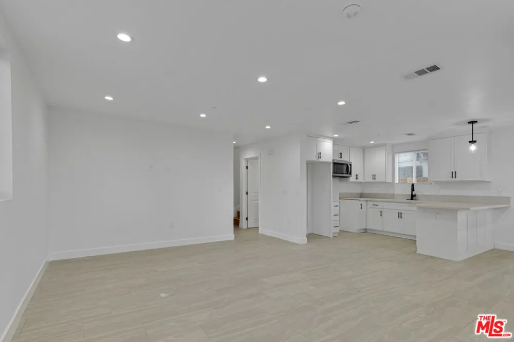 8637 Orchard Avenue Los Angeles, CA 90044