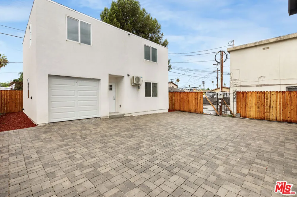 8637 Orchard Avenue Los Angeles, CA 90044