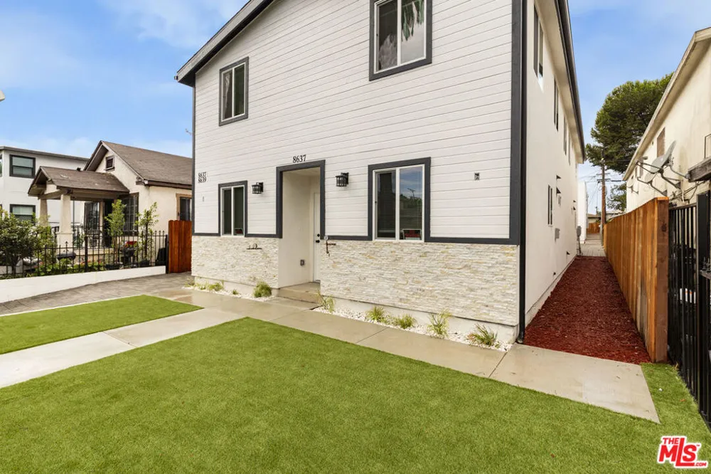 8637 Orchard Avenue Los Angeles, CA 90044