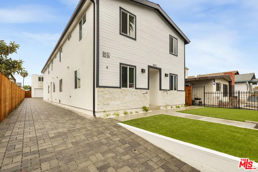 8637 Orchard Avenue Los Angeles, CA 90044